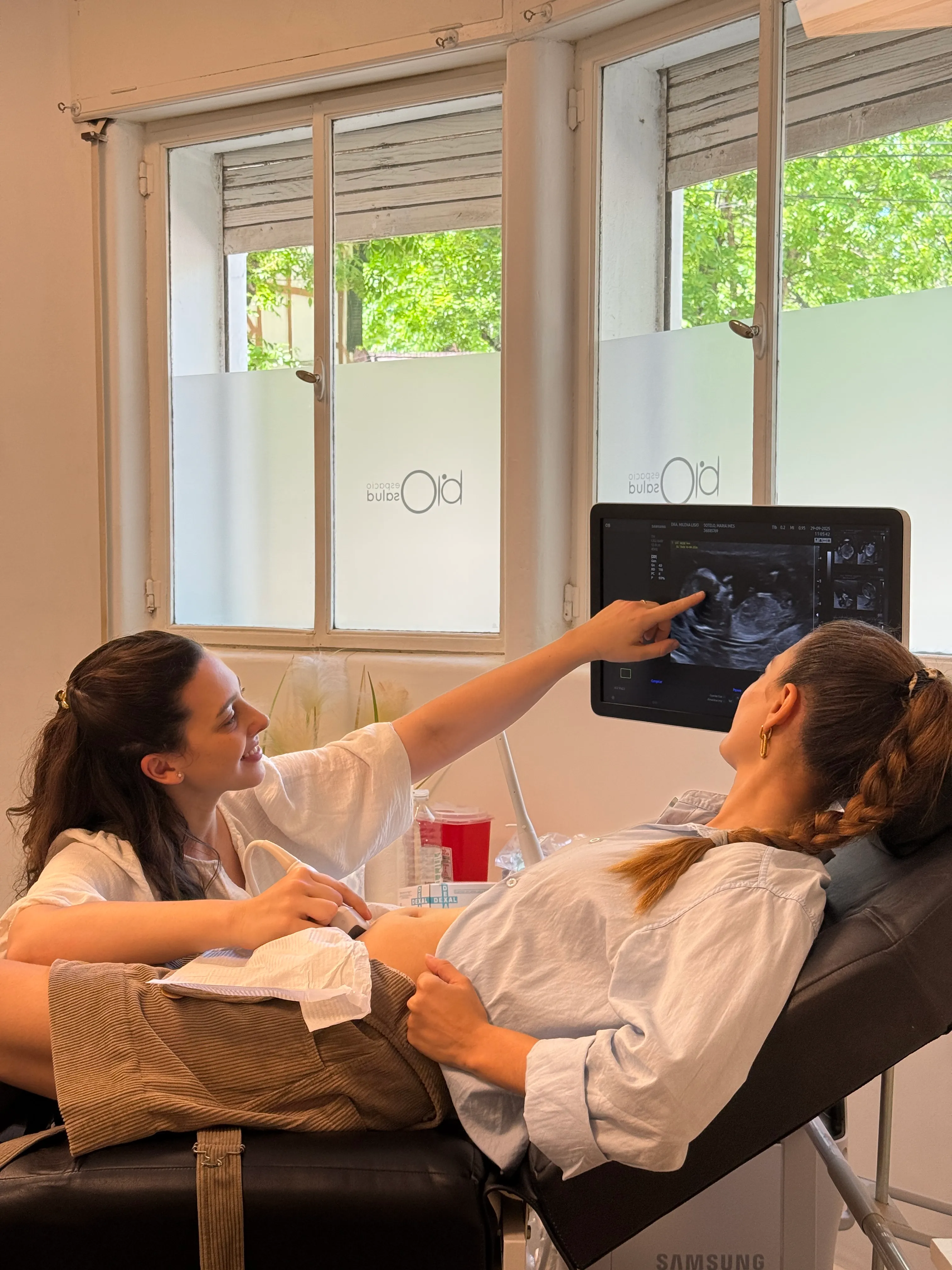 Dra. Lisio durante una consulta de ecografía